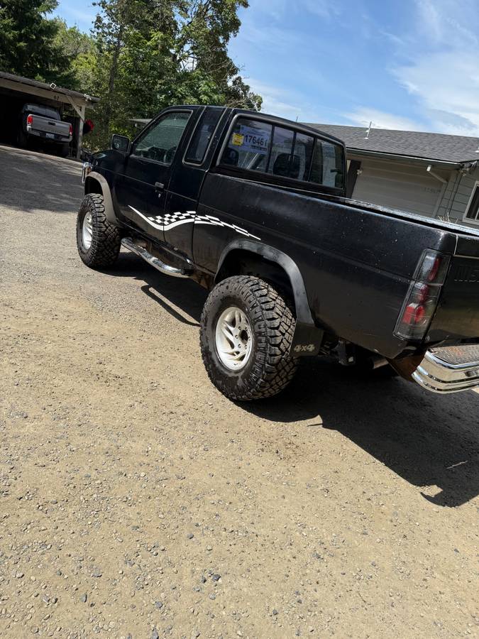 Nissan-pickup-1989-black-2