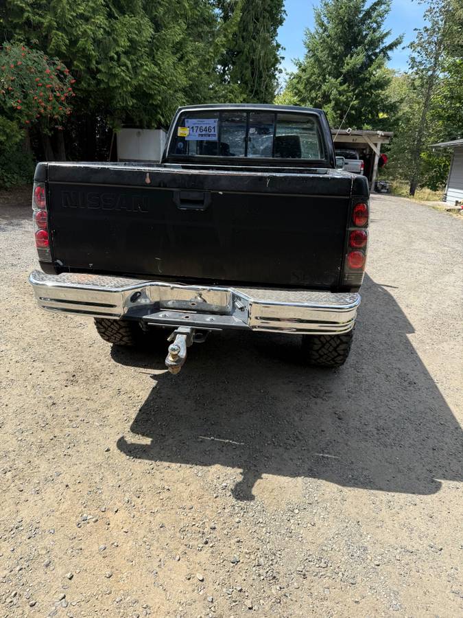 Nissan-pickup-1989-black-3