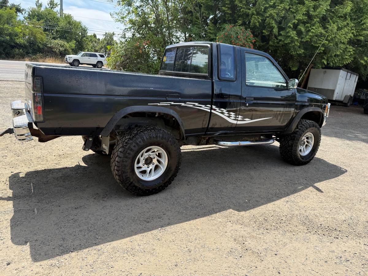 Nissan-pickup-1989-black-4