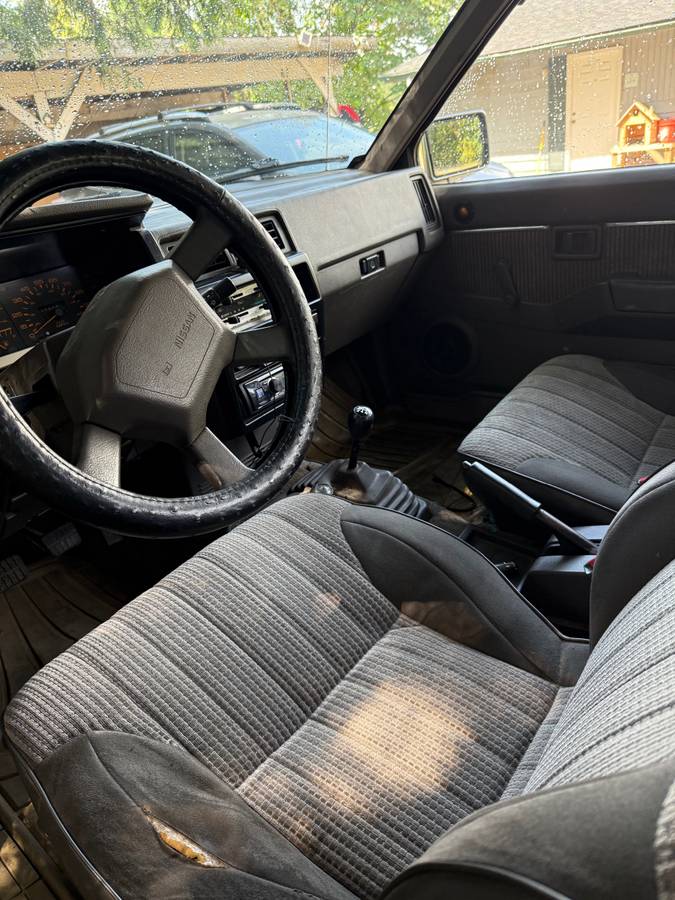 Nissan-pickup-1989-black-7