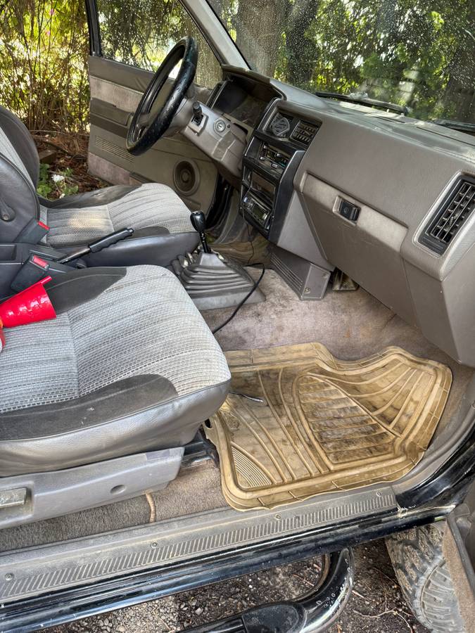 Nissan-pickup-1989-black-9
