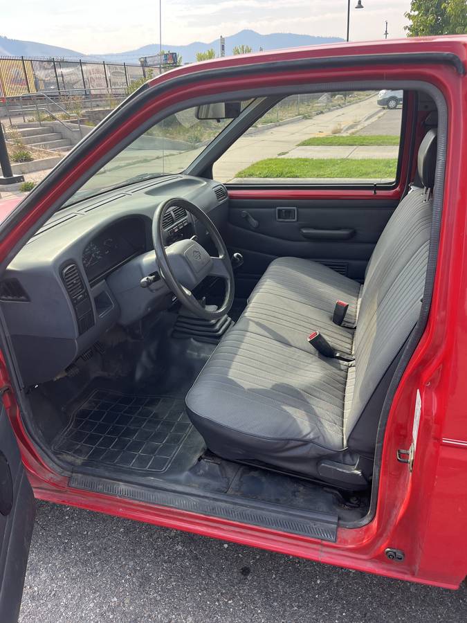 Nissan-pickup-1994-red-2