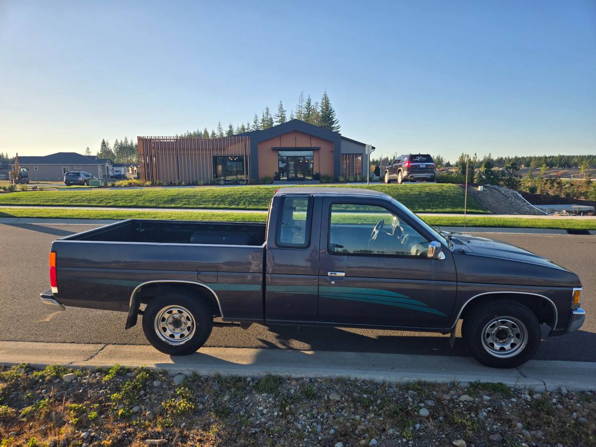 Nissan-pickup-1995-grey-1
