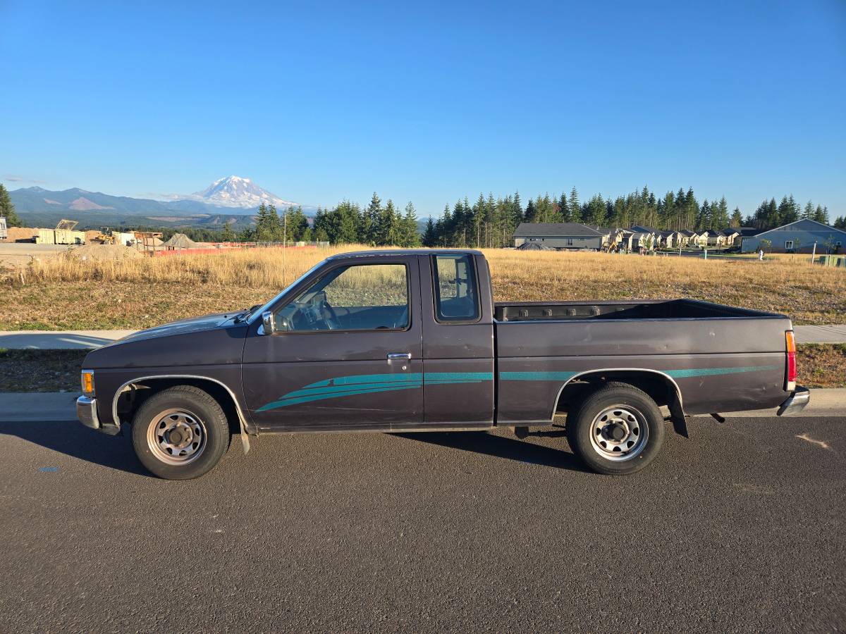 Nissan-pickup-1995-grey-2