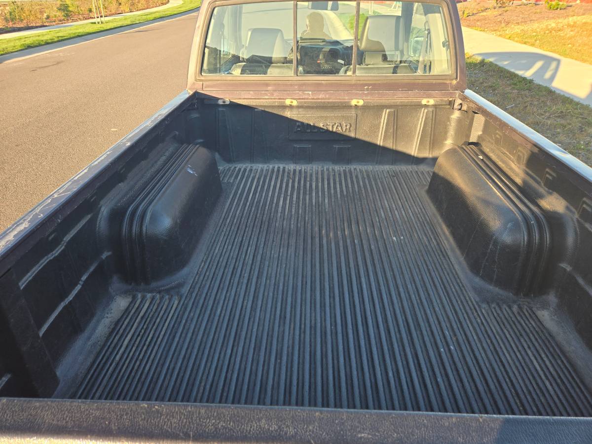 Nissan-pickup-1995-grey-4