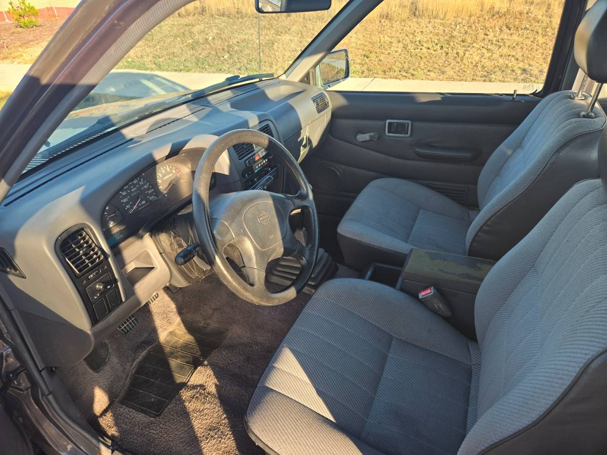 Nissan-pickup-1995-grey-6