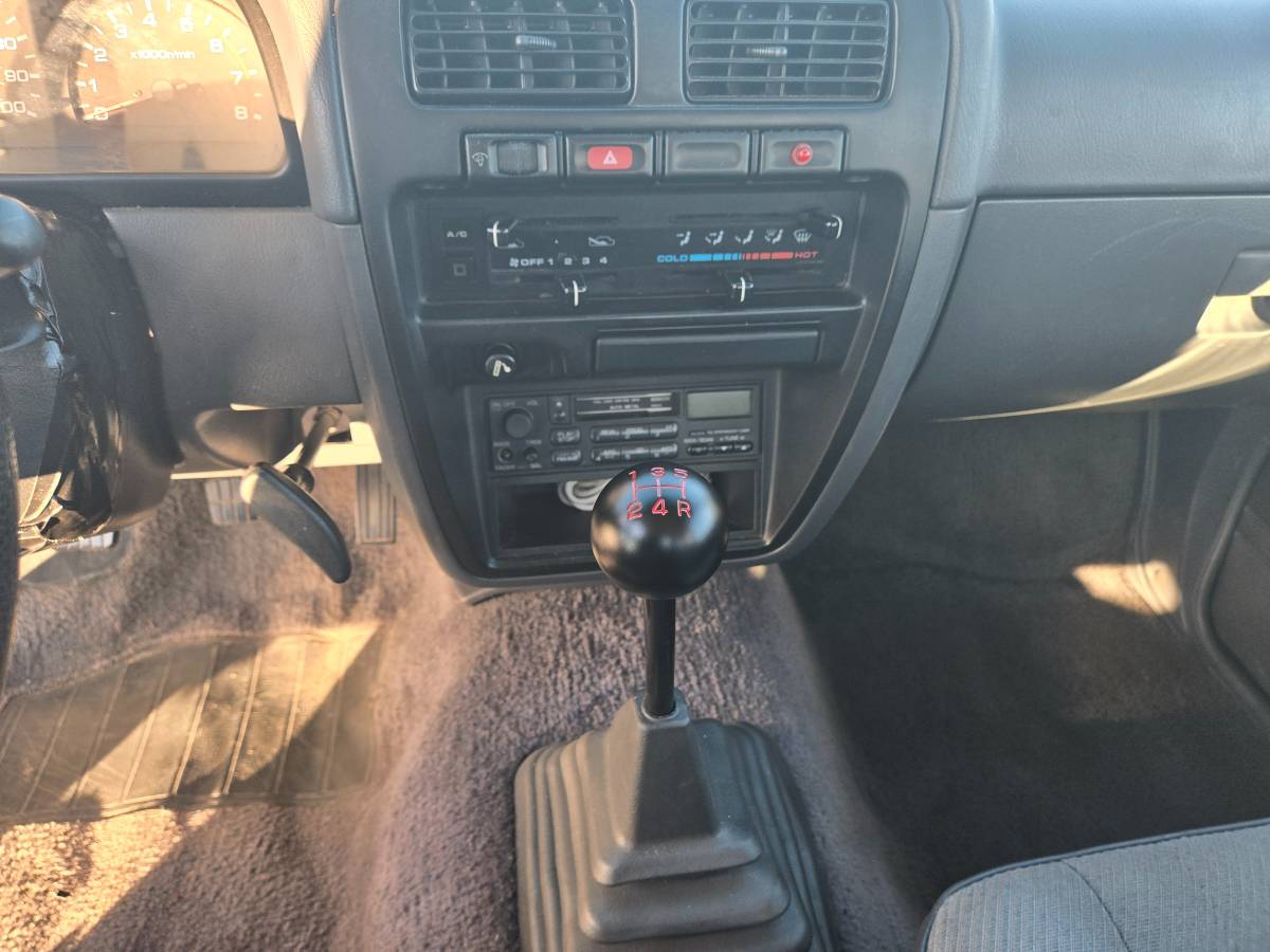 Nissan-pickup-1995-grey-7