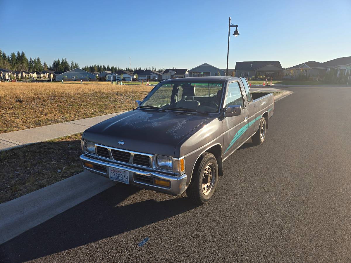 Nissan-pickup-1995-grey