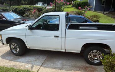 Nissan-pickup-1995-white-1