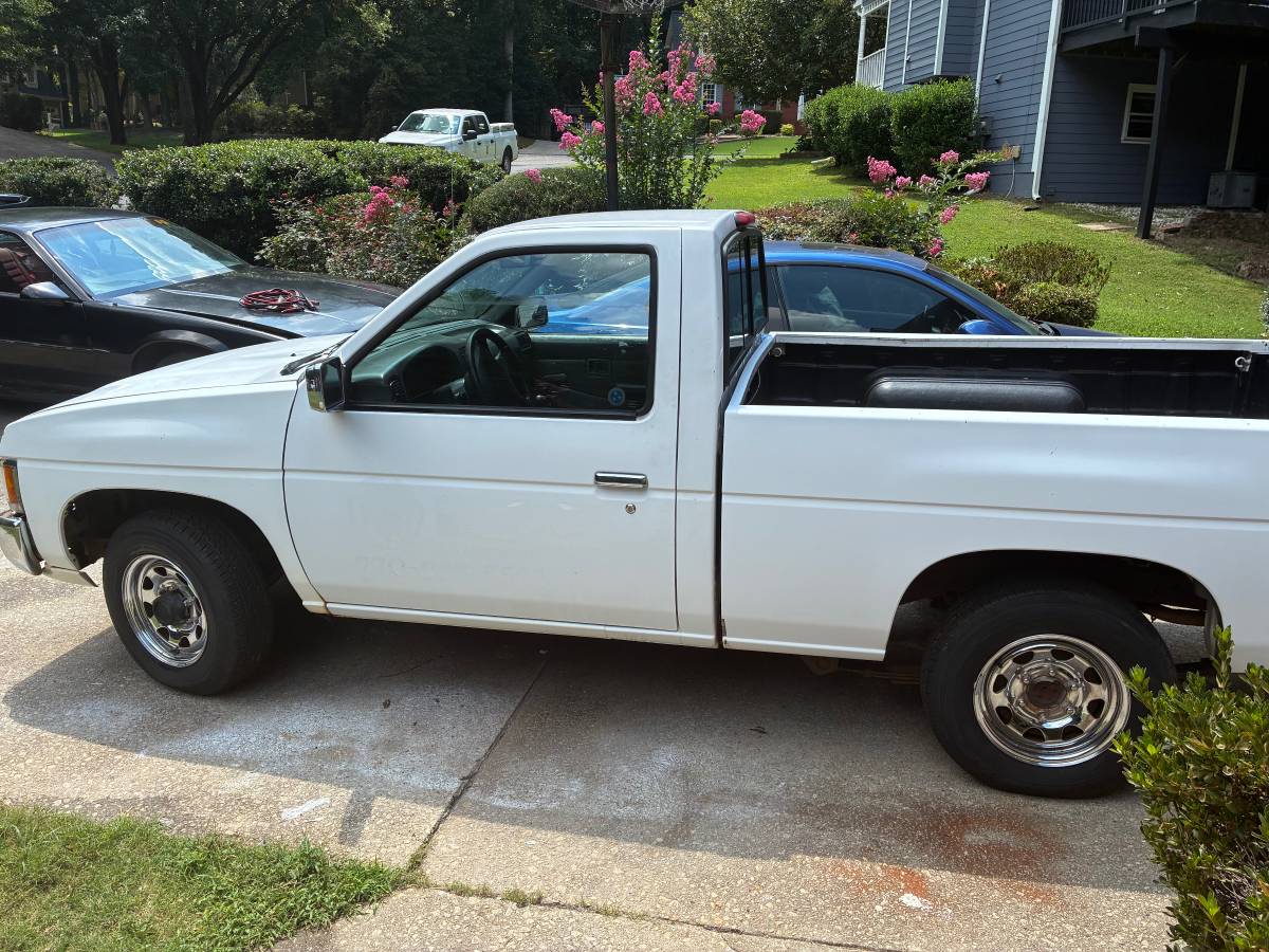 Nissan-pickup-1995-white-1