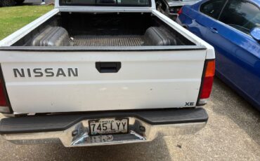 Nissan-pickup-1995-white-2