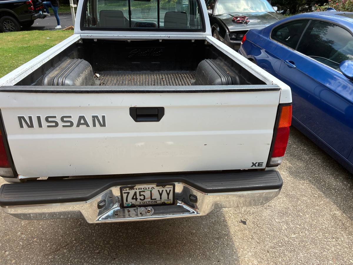Nissan-pickup-1995-white-2