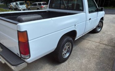 Nissan-pickup-1995-white-3