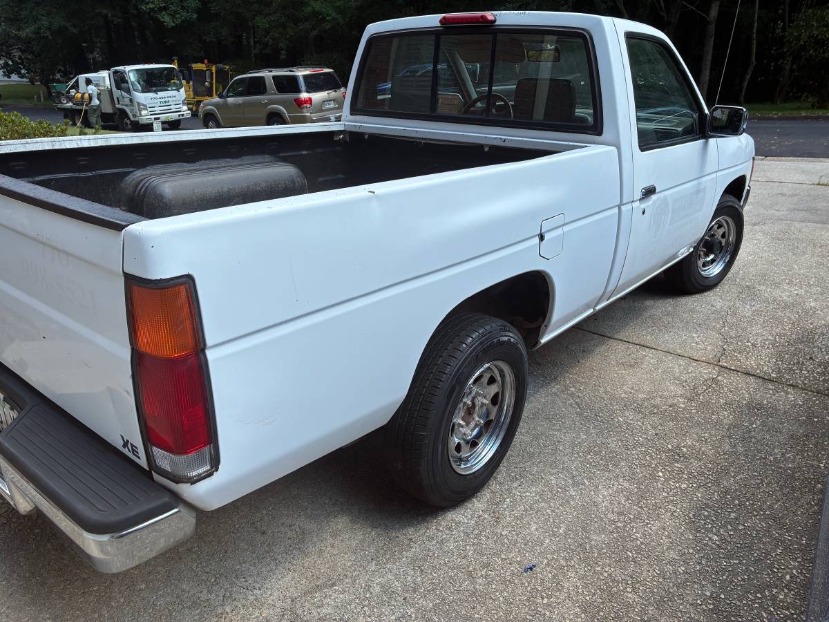 Nissan-pickup-1995-white-3