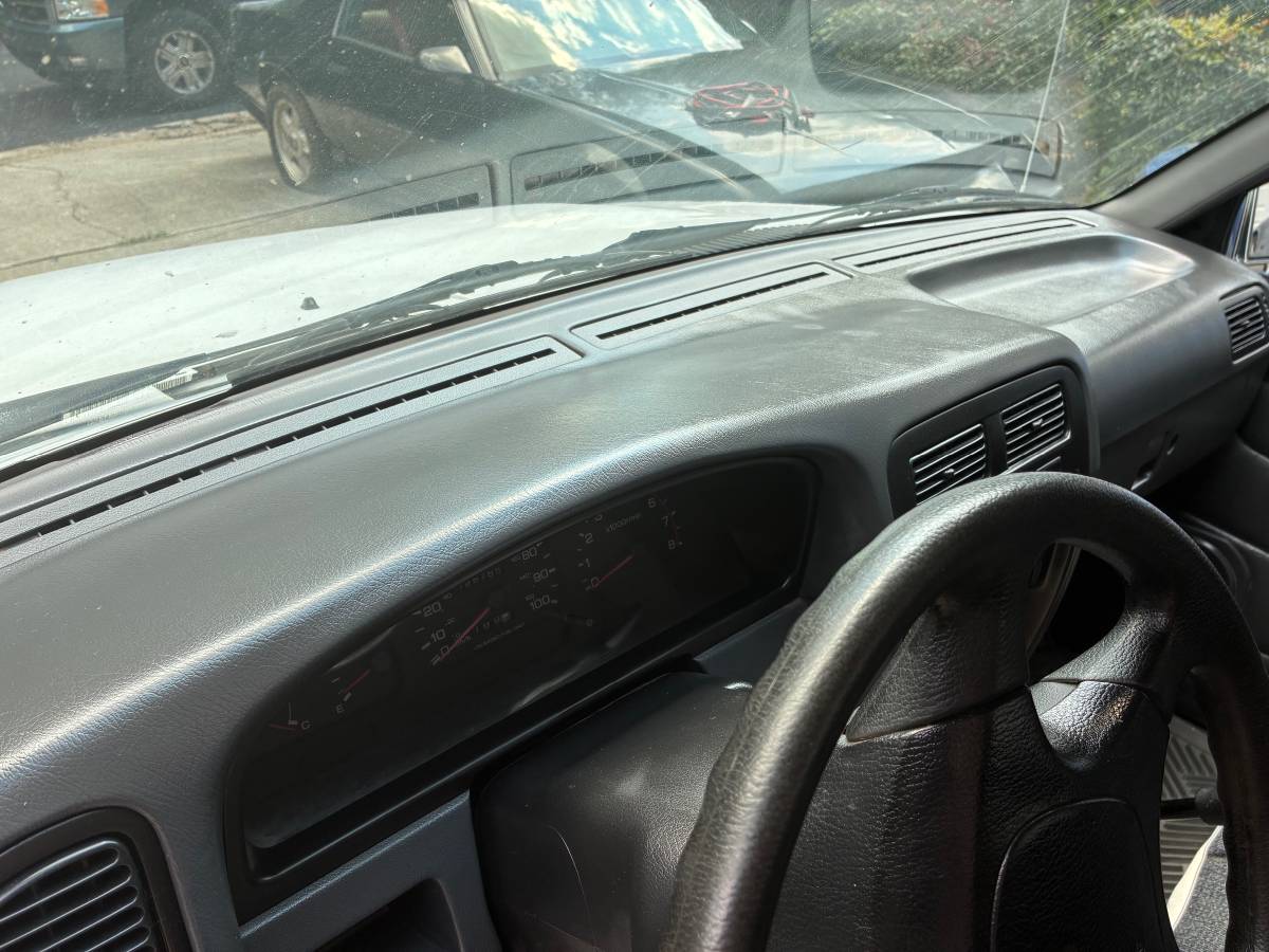 Nissan-pickup-1995-white-6