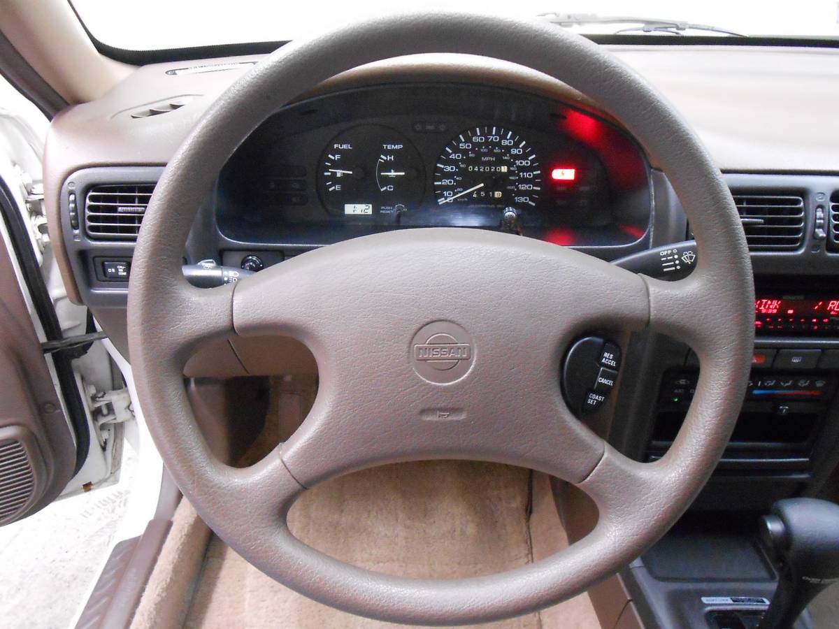 Nissan-sentra-xe-coupe-1991-white-9