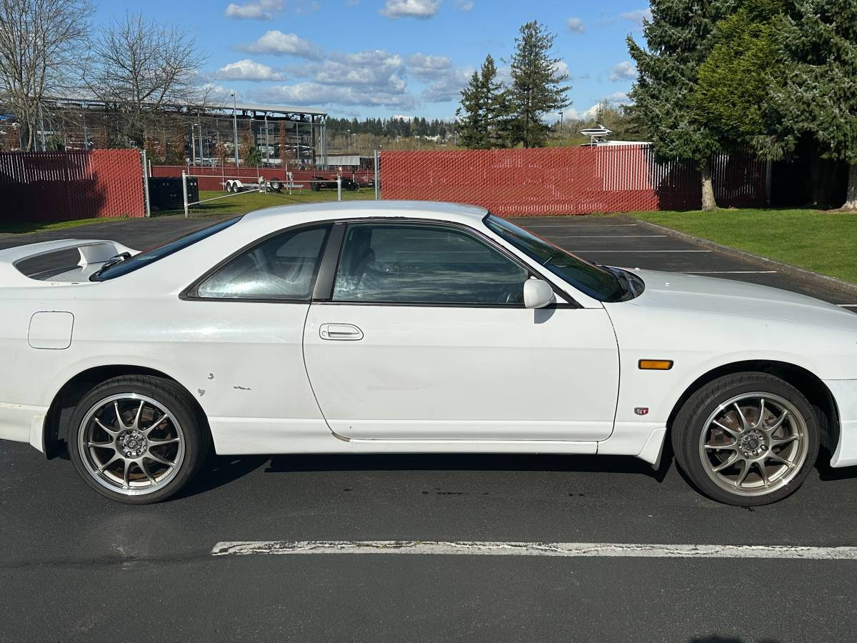 Nissan-skyline-1995-white-1