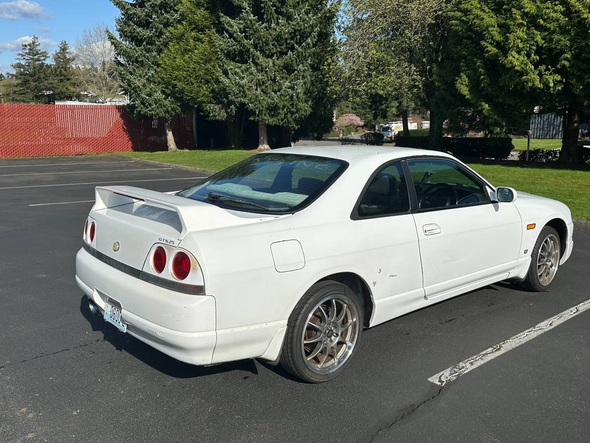 Nissan-skyline-1995-white-2