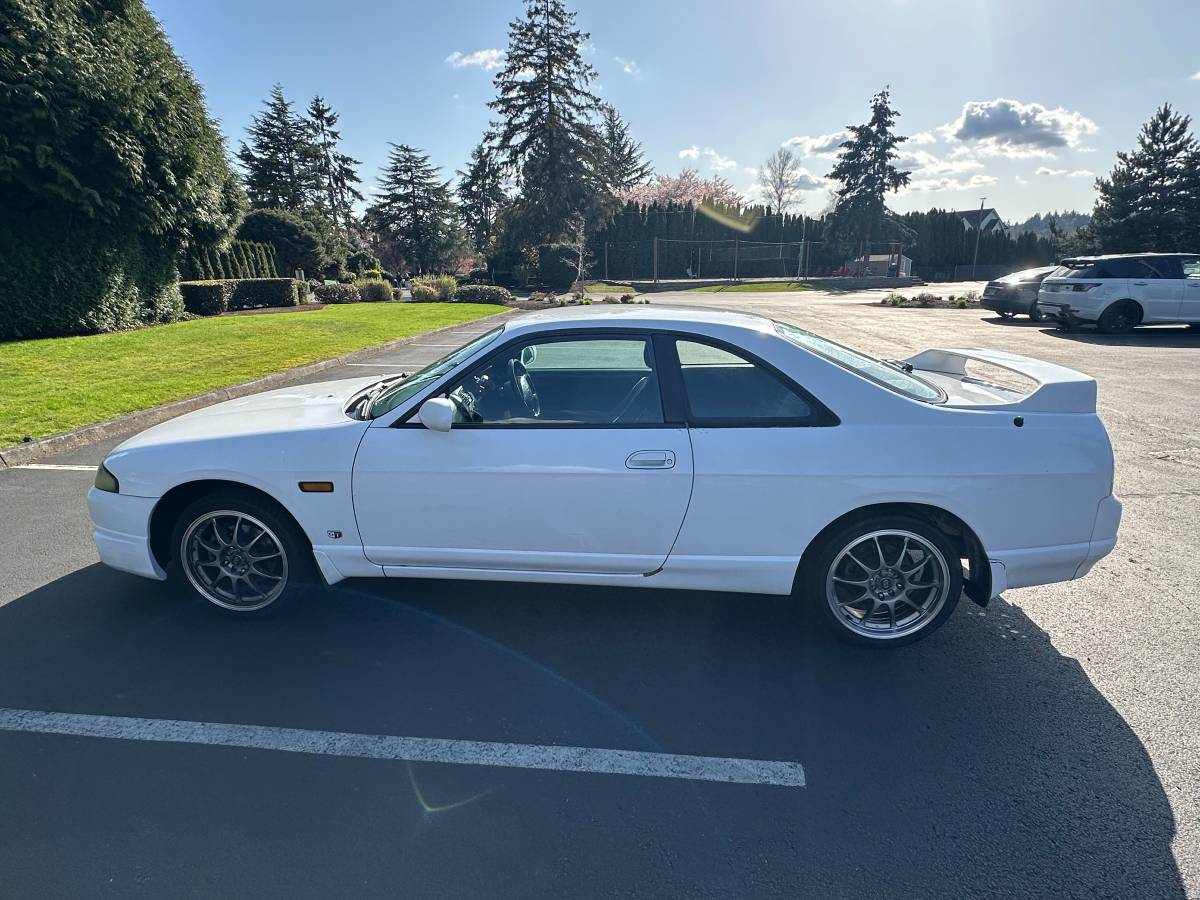 Nissan-skyline-1995-white-5