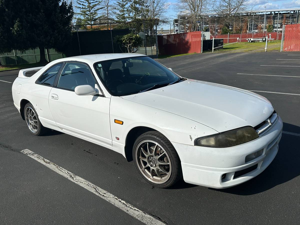 Nissan-skyline-1995-white
