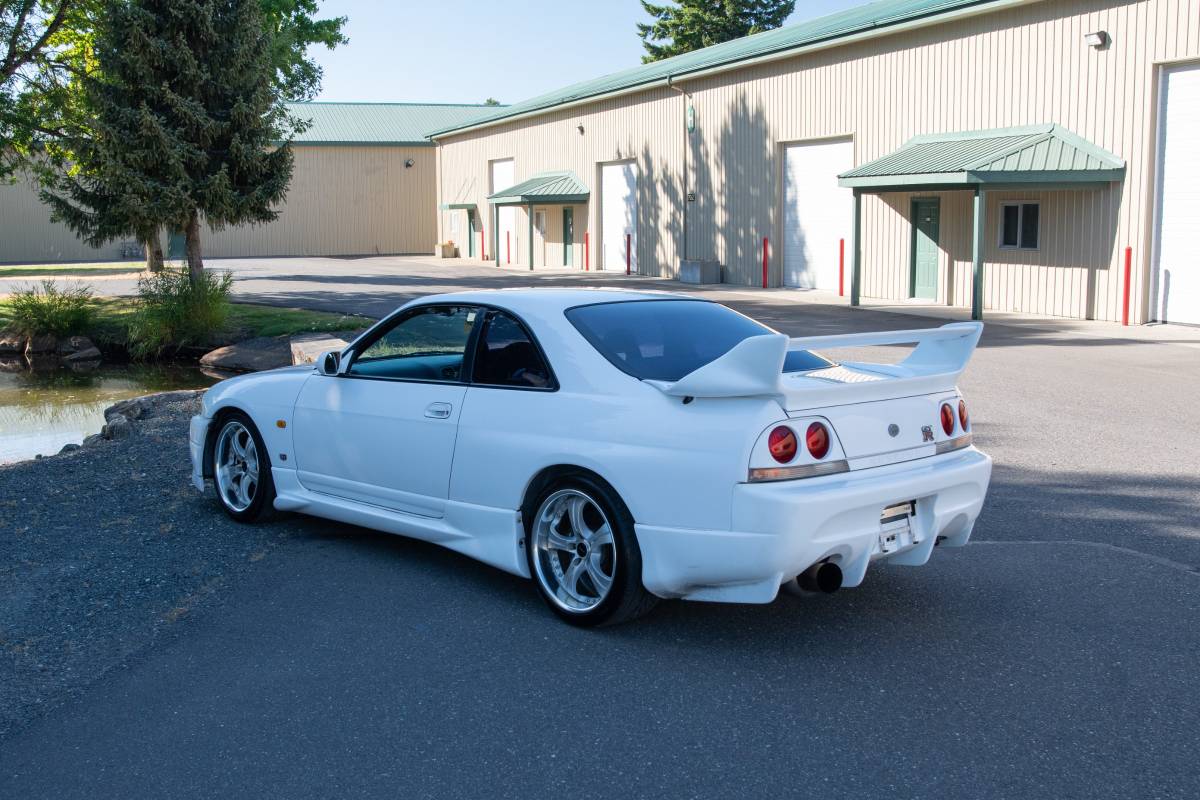 Nissan-skyline-gtr-1995-1