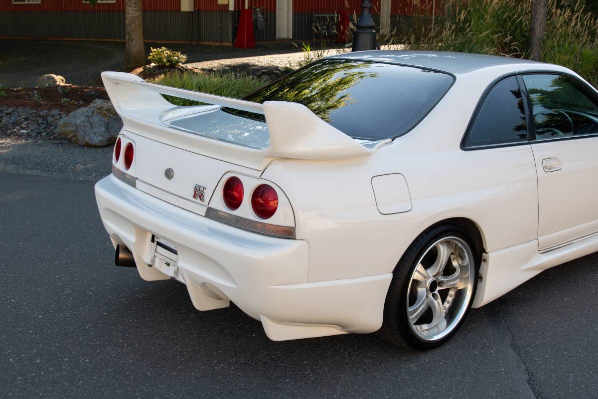 Nissan-skyline-gtr-1995-6