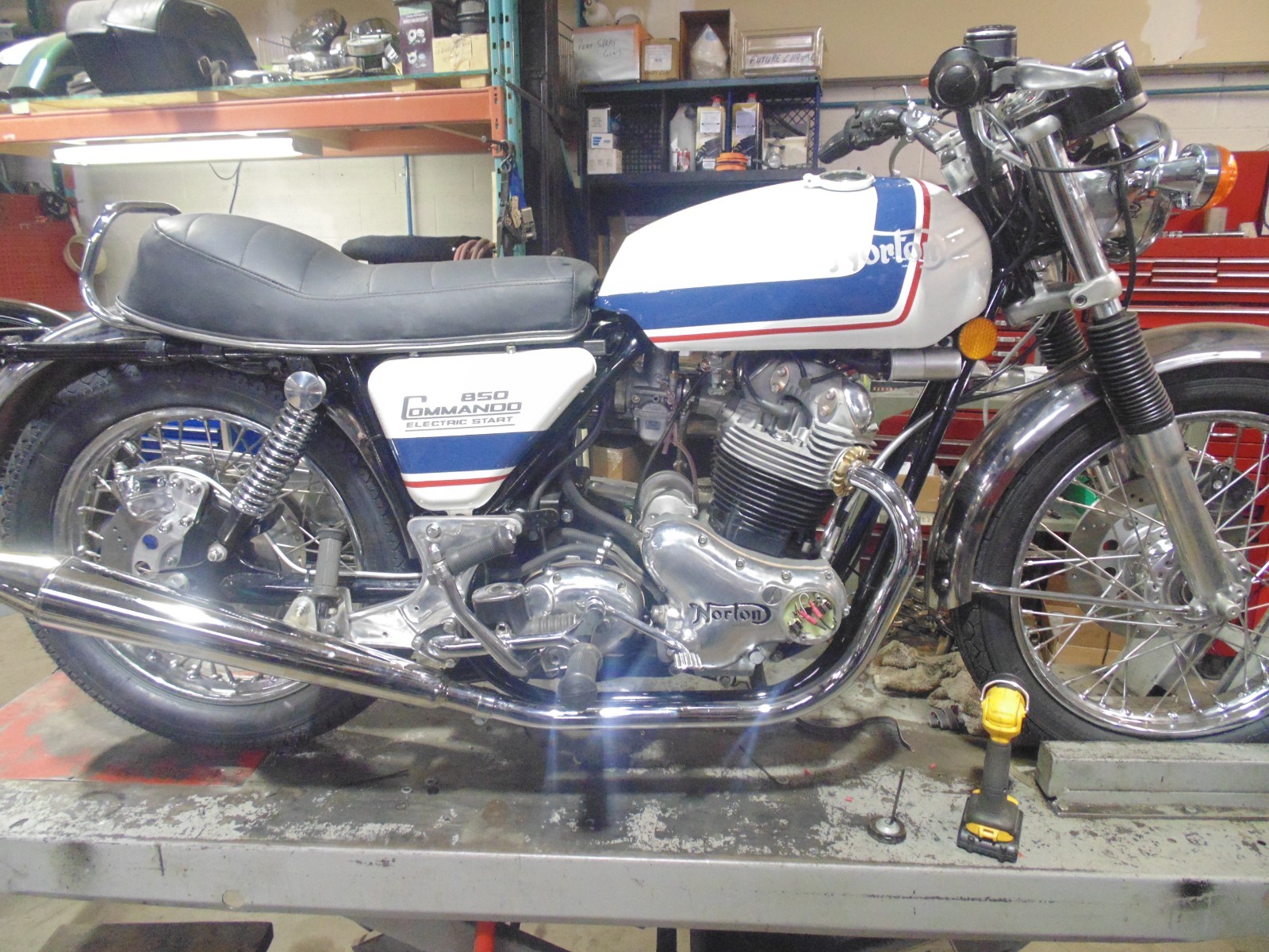 Norton-Commando-1975-15