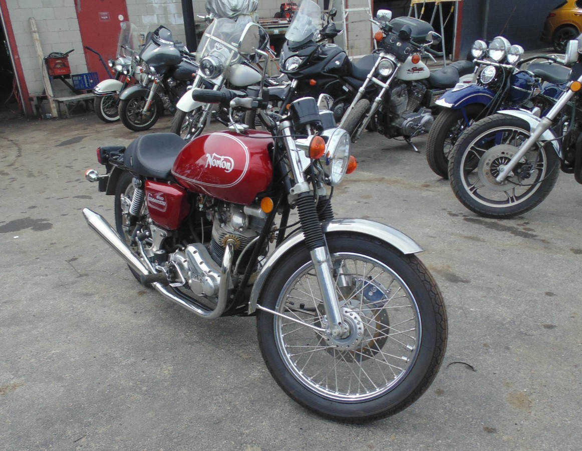 Norton-Commando-1975