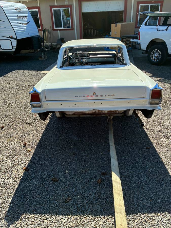 Oldmobile-cutlass-1963-white-2