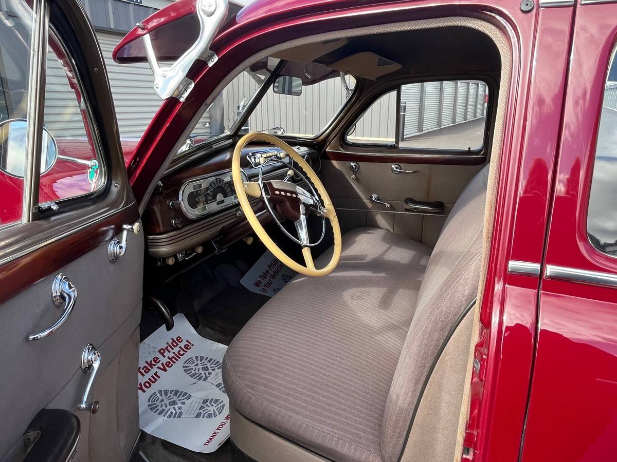Oldsmobile-1946-red-4
