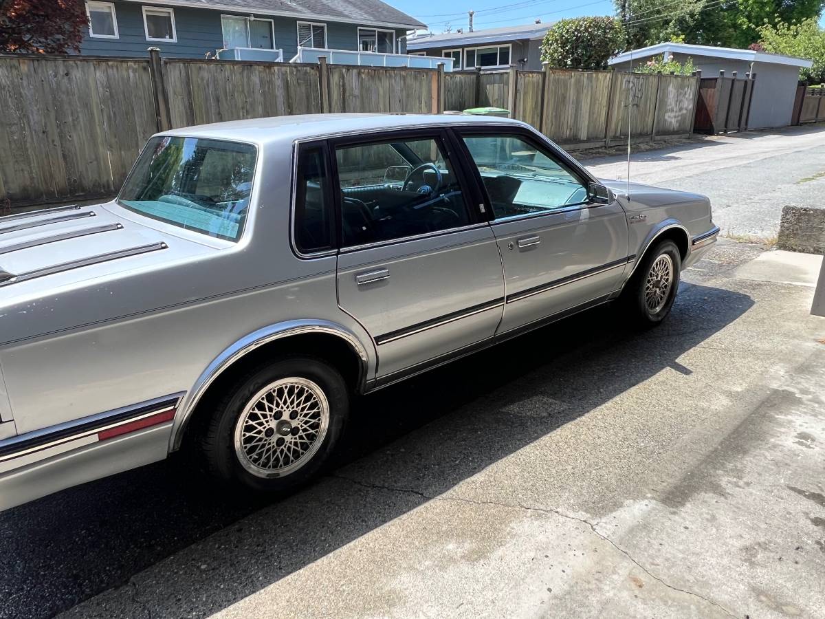 Oldsmobile-1988-silver-2