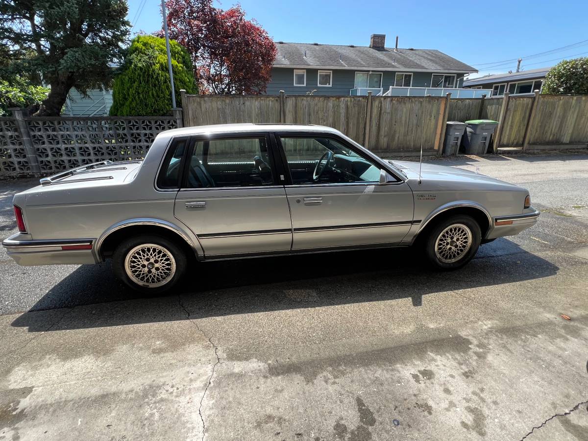 Oldsmobile-1988-silver-7