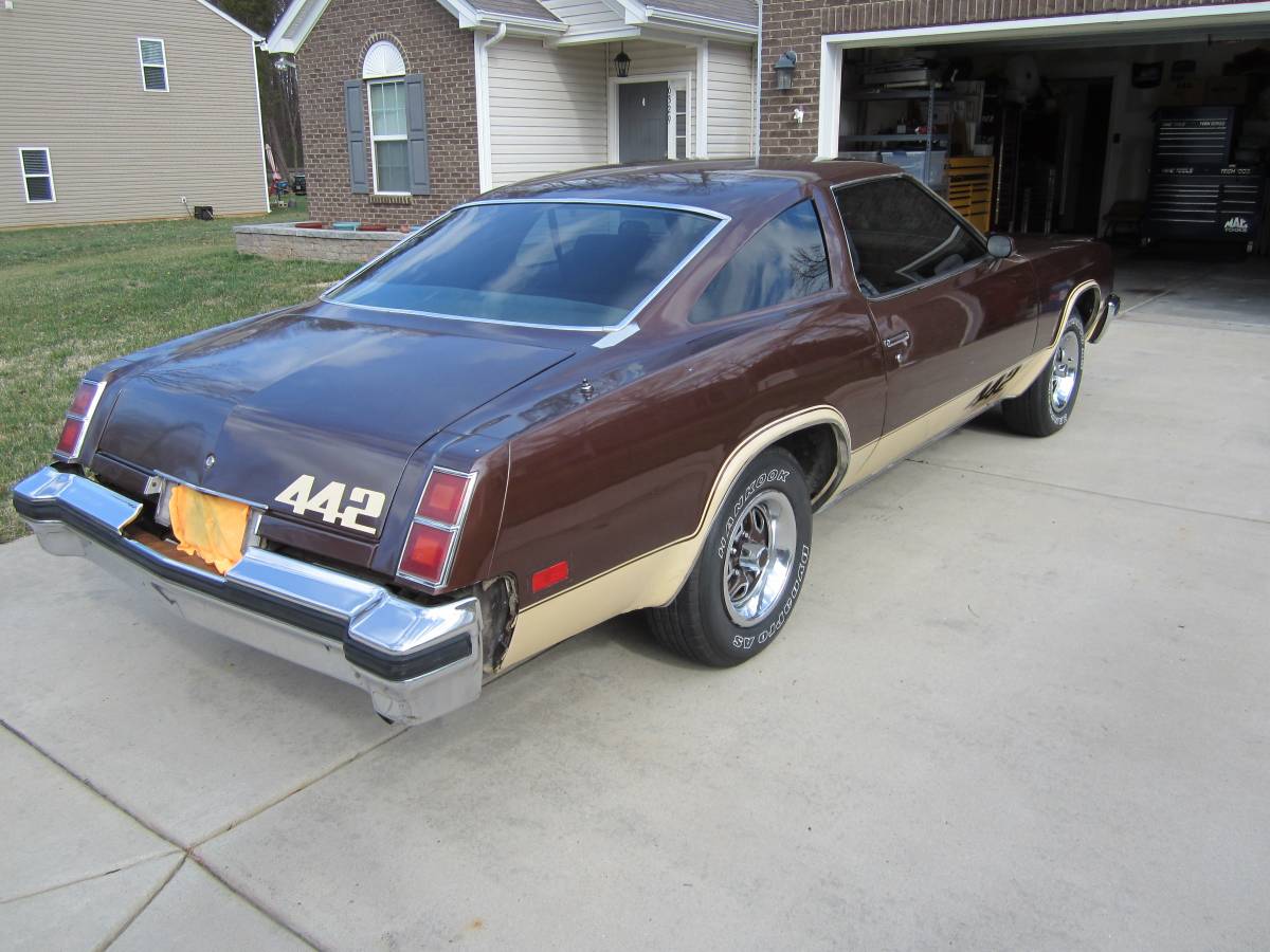 Oldsmobile-442-1977-brown-9