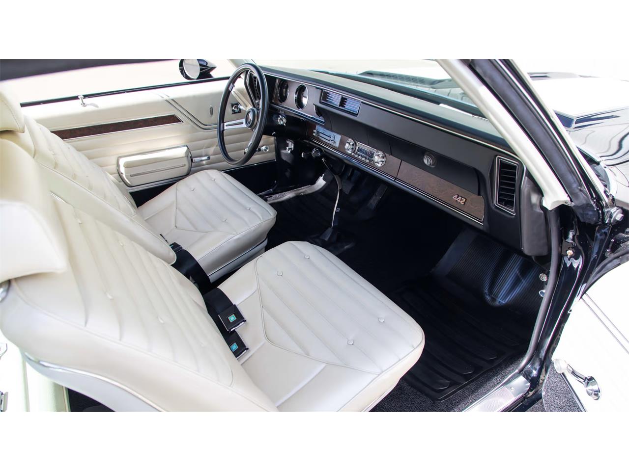Oldsmobile-442-w-30-1970-BLACK-WHITE-STRIPES-PEARL-LIGHT-10