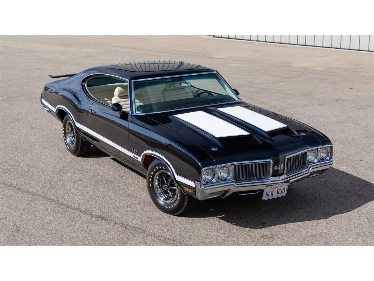 Oldsmobile-442-w-30-1970-BLACK-WHITE-STRIPES-PEARL-LIGHT-2