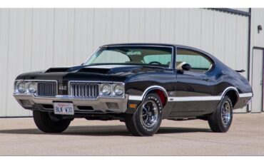 Oldsmobile-442-w-30-1970-BLACK-WHITE-STRIPES-PEARL-LIGHT