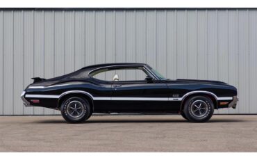 Oldsmobile-442-w-30-1970-BLACK-WHITE-STRIPES-PEARL-LIGHT-4