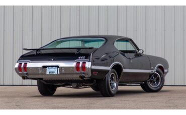 Oldsmobile-442-w-30-1970-BLACK-WHITE-STRIPES-PEARL-LIGHT-5