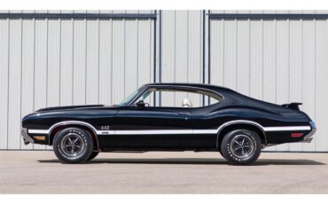 Oldsmobile-442-w-30-1970-BLACK-WHITE-STRIPES-PEARL-LIGHT-6