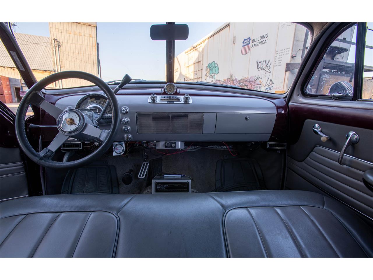 Oldsmobile-76-1949-Maroon-Grey-2