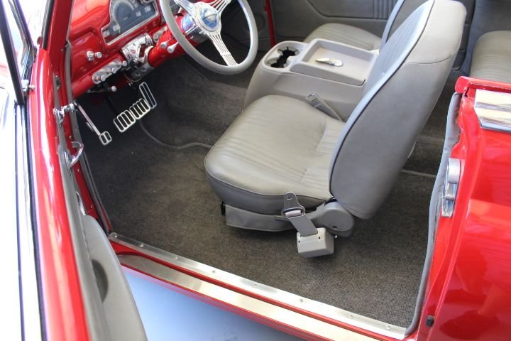 Oldsmobile-88-1951-red-gray-21