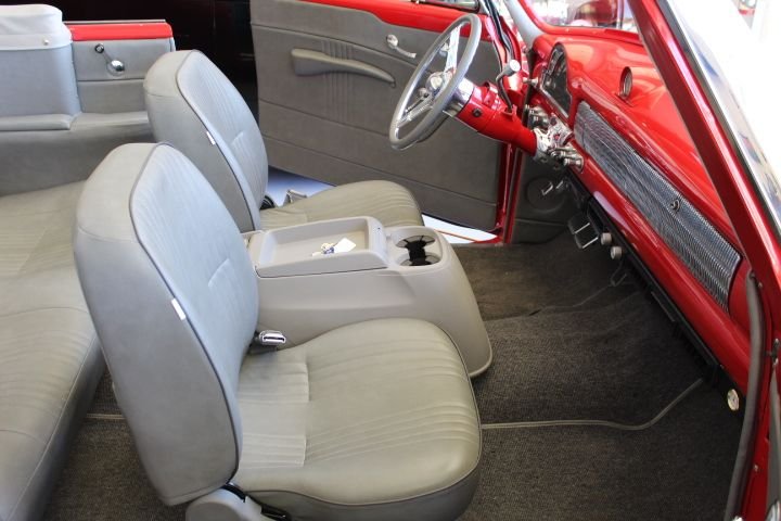 Oldsmobile-88-1951-red-gray-26