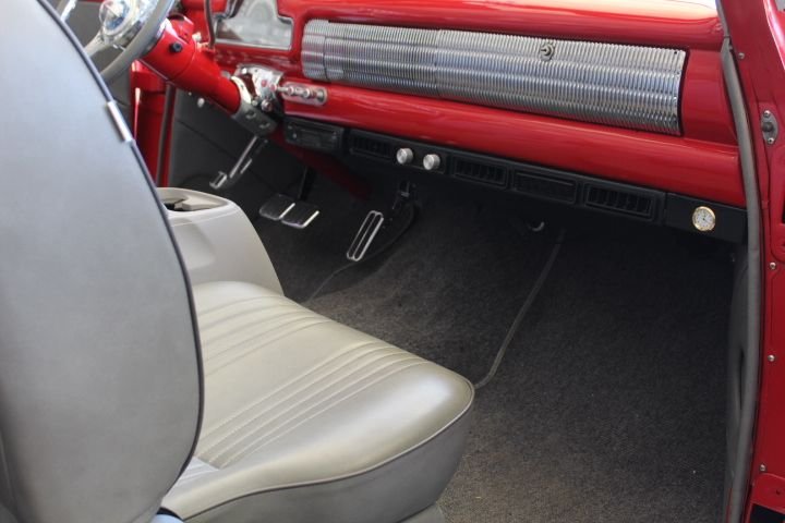 Oldsmobile-88-1951-red-gray-31