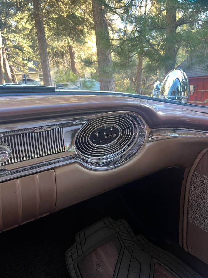 Oldsmobile-88-1956-white-17