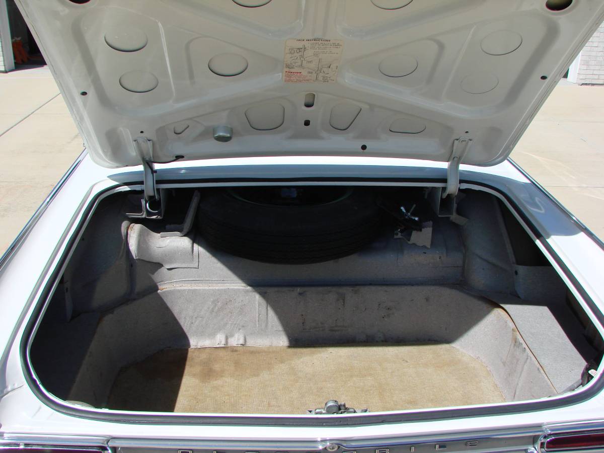 Oldsmobile-88-1964-white-10