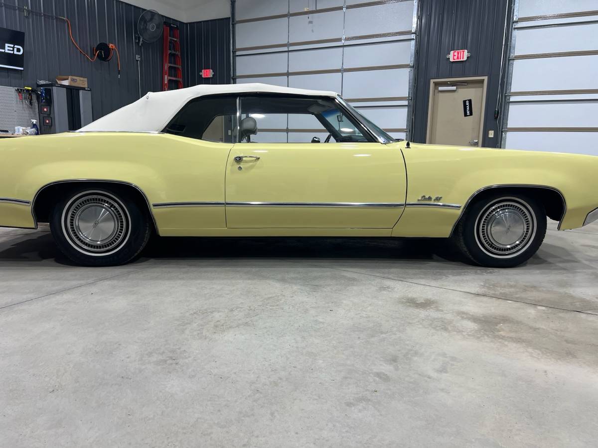 Oldsmobile-88-1969-yellow-22