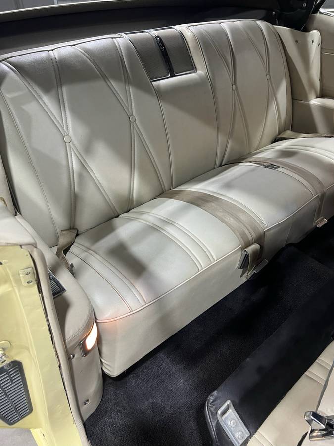 Oldsmobile-88-1969-yellow-23