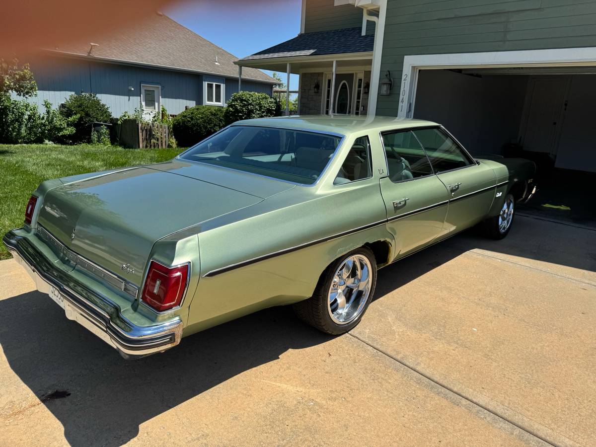 Oldsmobile-88-1975-green-1