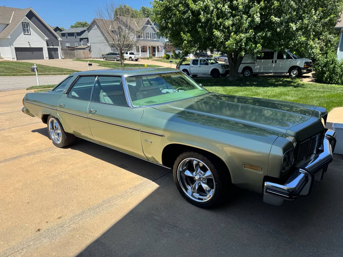 Oldsmobile-88-1975-green-2