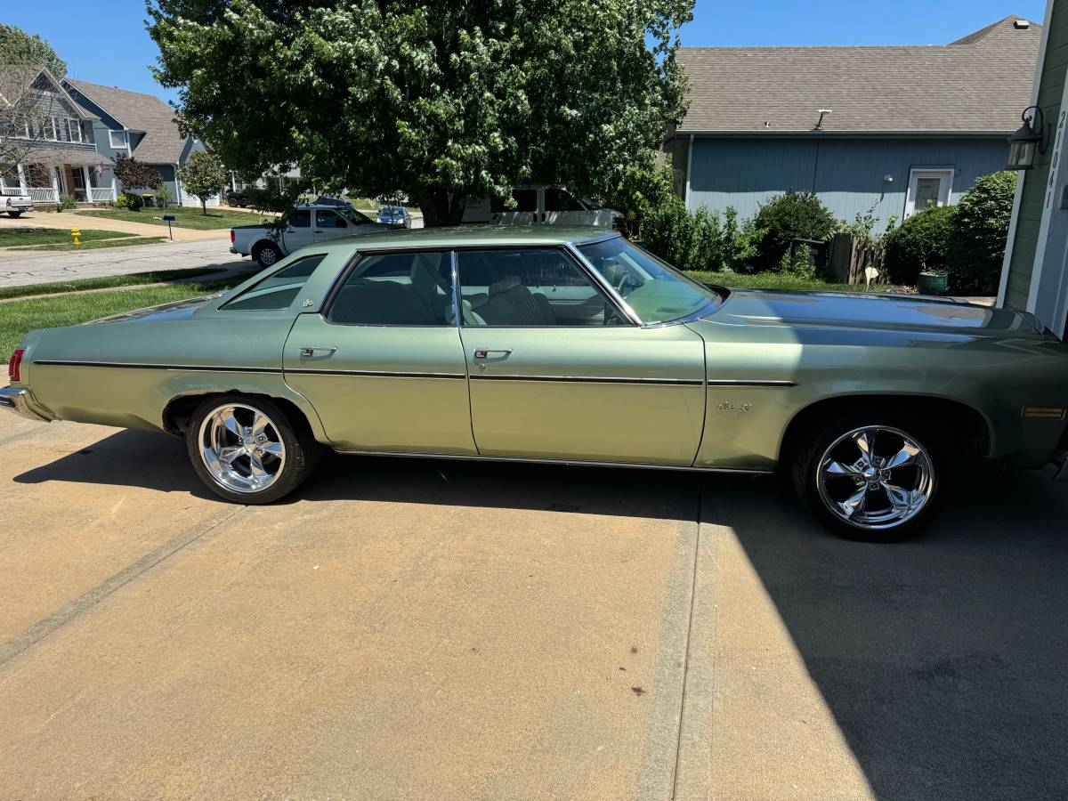 Oldsmobile-88-1975-green-8